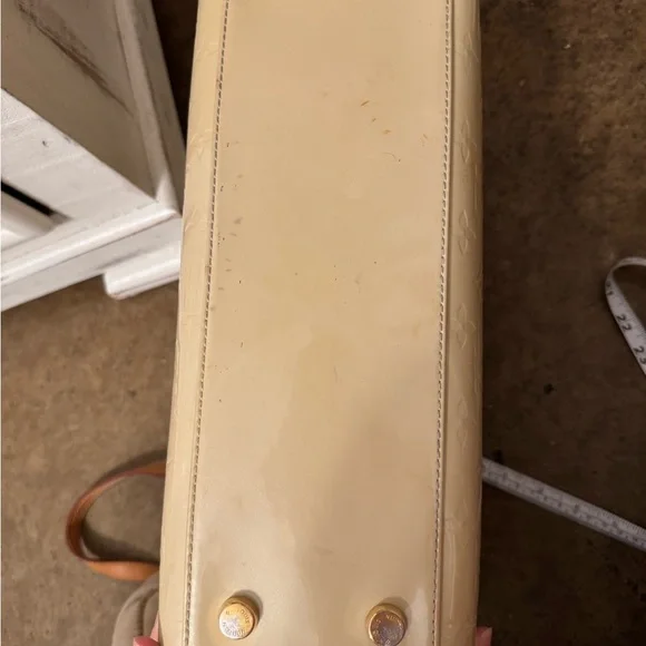 AUTHENTIC- Louis Vuitton Brea MM in Blanc Corail Vernis - Picture 15 of 15